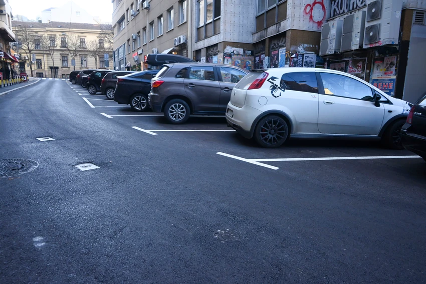 Sa leve strane izgrađena je niša za parkiranje pod uglom