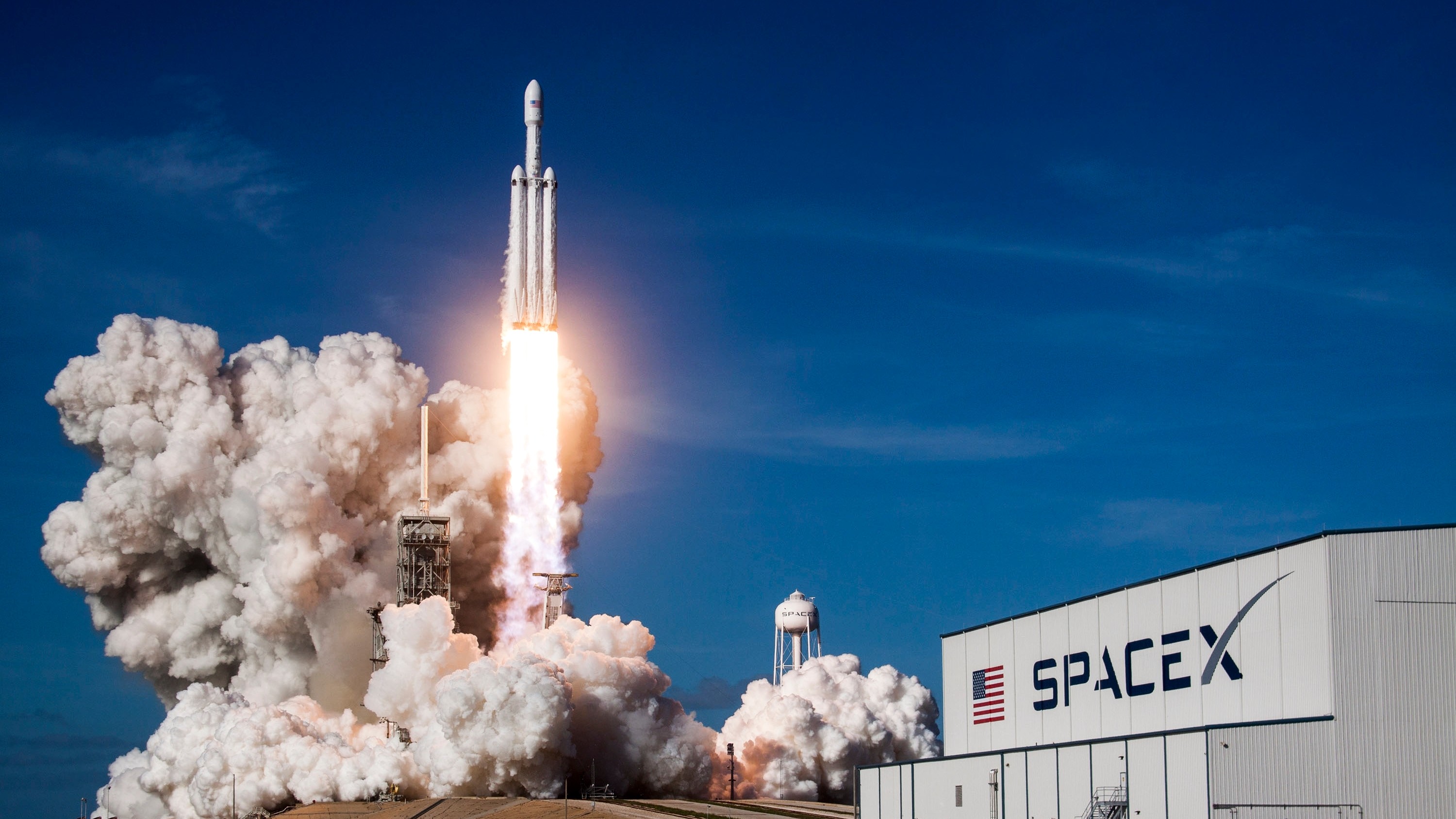 Elon Musk anunță o posibilă fuziune între Tesla și SpaceX. Cele două companii au format comitete de analiză