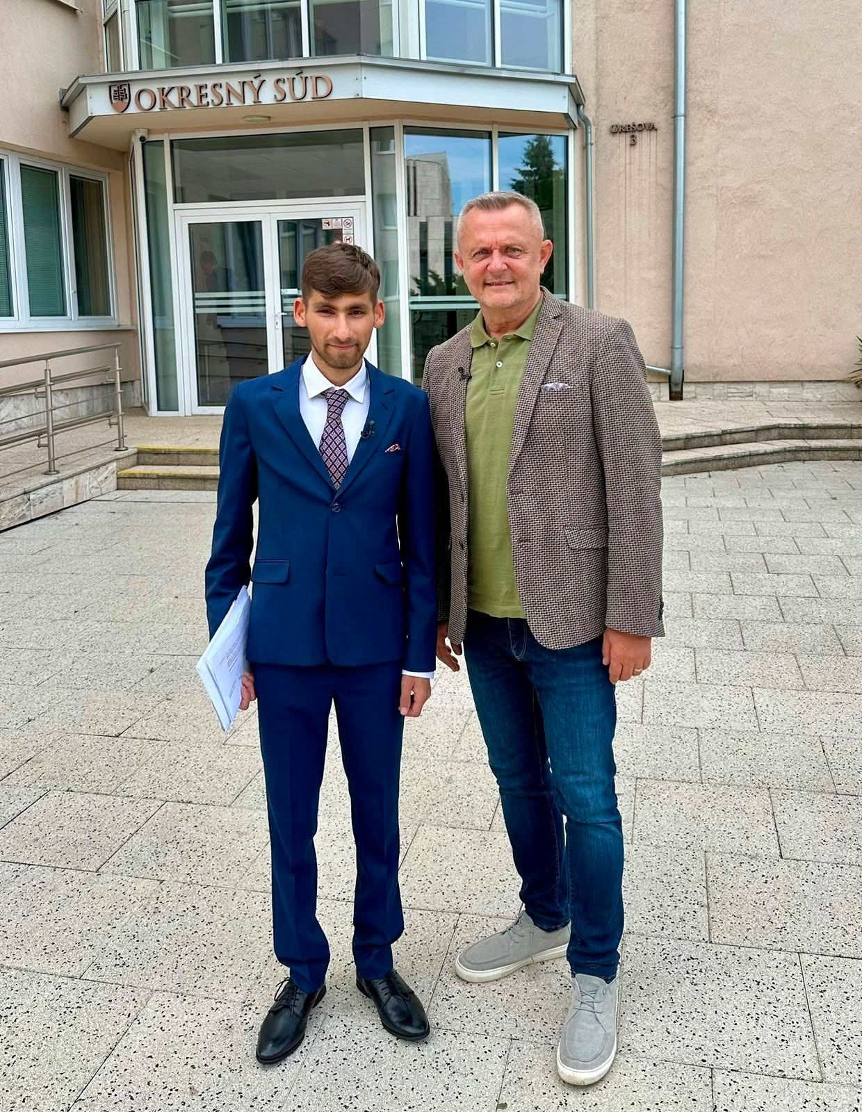 Nikolas Čikala a moderátor Vilo Rozboril. 
