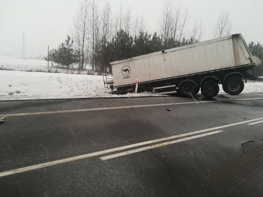 Śmiertelny wypadek na Podlasiu. Bus zderzył się z tirem