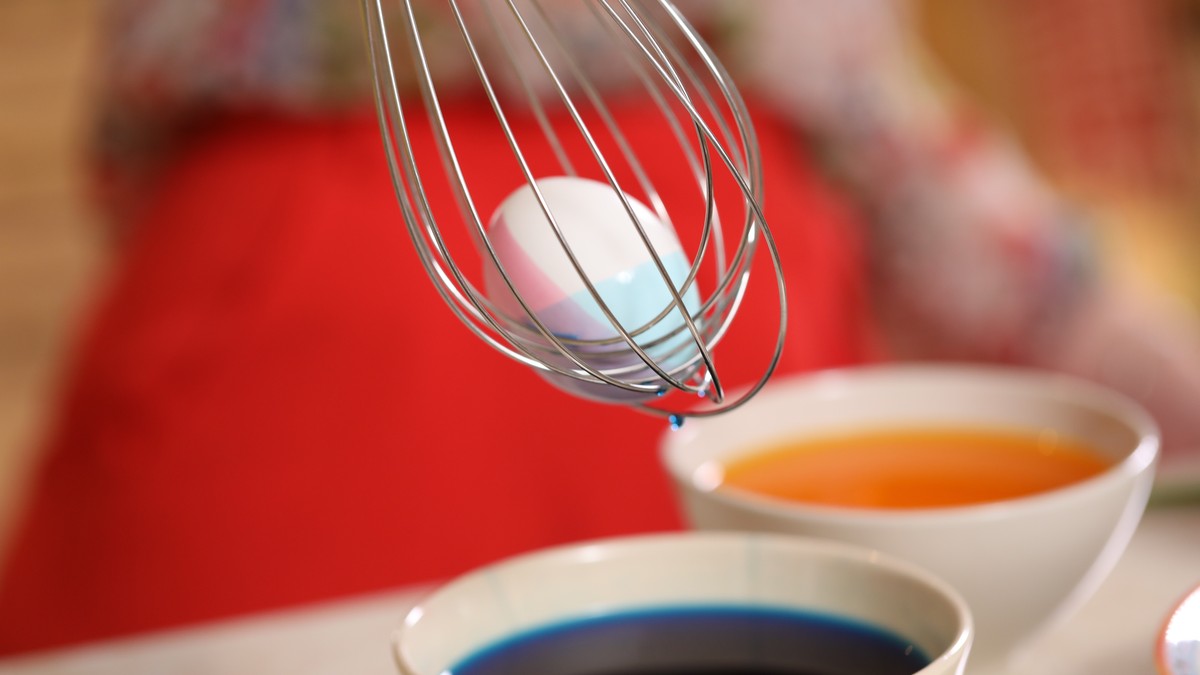 Najlepša pastelna jaja u dva tona dobićete uz pomoć žice za mućenje