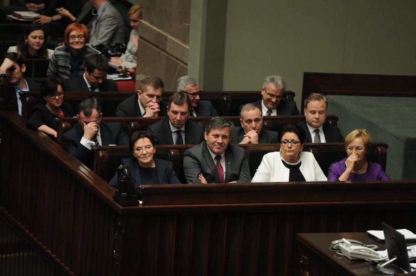 Między PO, a PiS tylko 2 proc. różnicy! Najnowszy sondaż