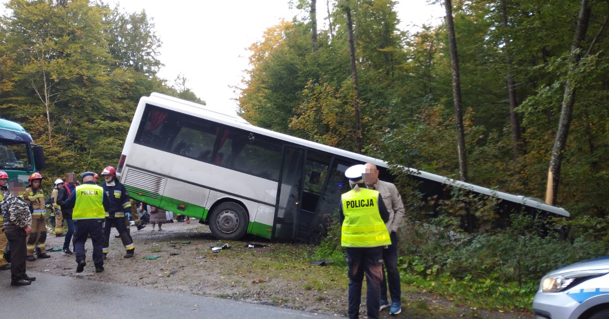 Młodzież jechała autobusem do szkół. Pod Puckiem stało się coś strasznego