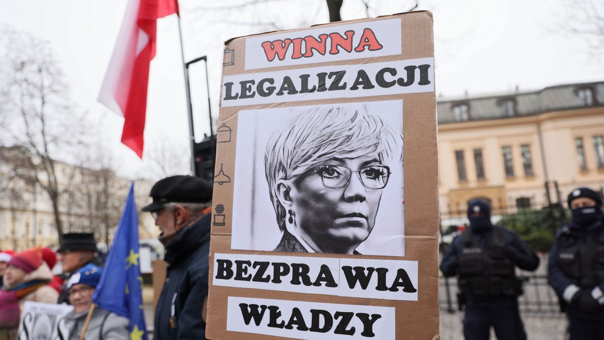 Protest przed siedzibą Trybunału Konstytucyjnego w Warszawie