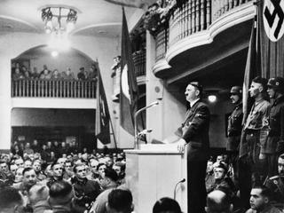 Adolf Hitler przemawia w Bürgerbräukeller 8 listopada 1939 roku, niedługo przed wybuchem bomby podłożonej przez Georga Elsera