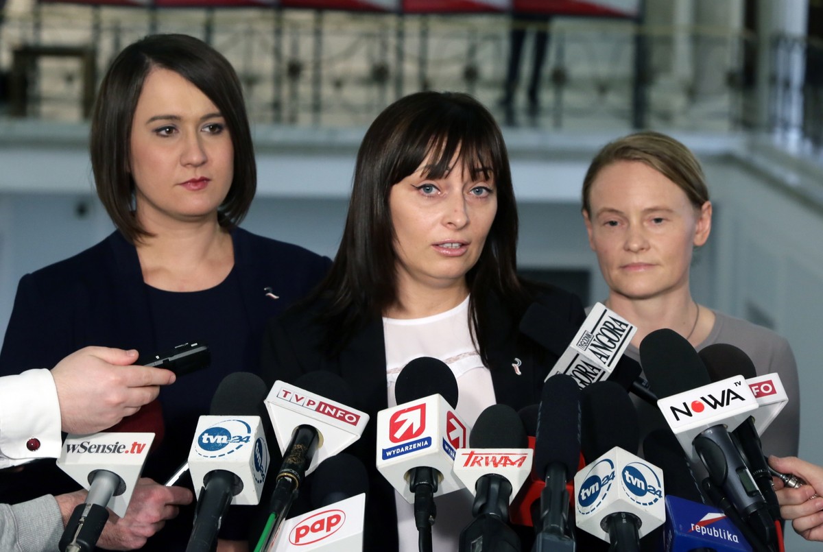 Byłe posłanki Kukiz'15 Magdalena Błeńska i Anna Siarkowska oraz posłanka niezrzeszona Małgorzata Janowska
