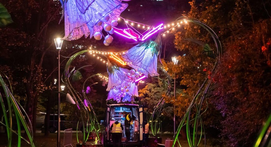 Nowe iluminacje w centrum Warszawy już działają. Po zmroku park zamienia się w bajkę