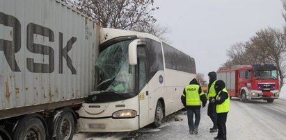 Autobus zderzył się z tirem. Wielu rannych