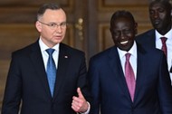 Prezydent Andrzej Duda z prezydentem Kenii Williamem Ruto podczas spotkania z przedstawicielami mediów w Pałacu Prezydenckim w Nairobi.