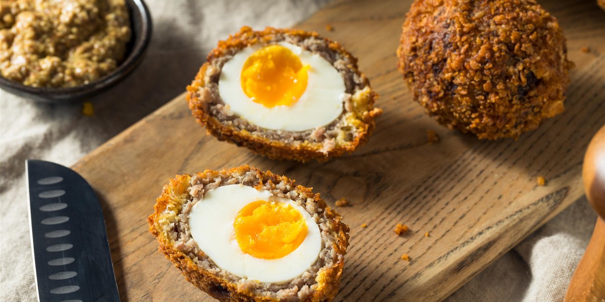 Scotch egg, czyli jajka po szkocku, to popularna brytyjska przekąska.