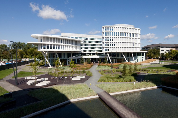 Stacja Szybkiej Kolei Miejskiej znajduje się w odległości 5 minut spacerem od parku biznesowego.