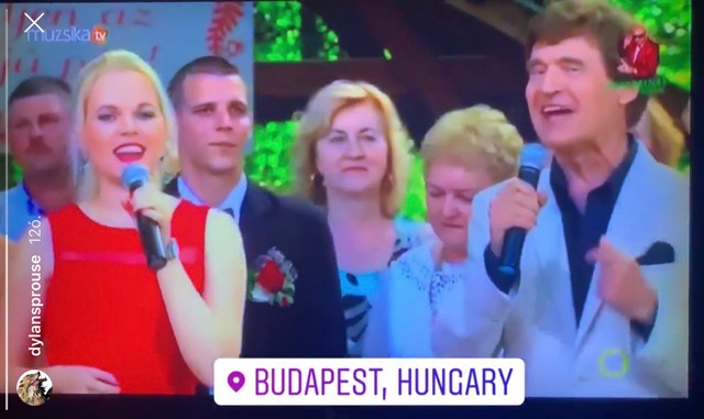 Óriási: Dylan Sprouse Muzsika TV-t néz Magyarországon