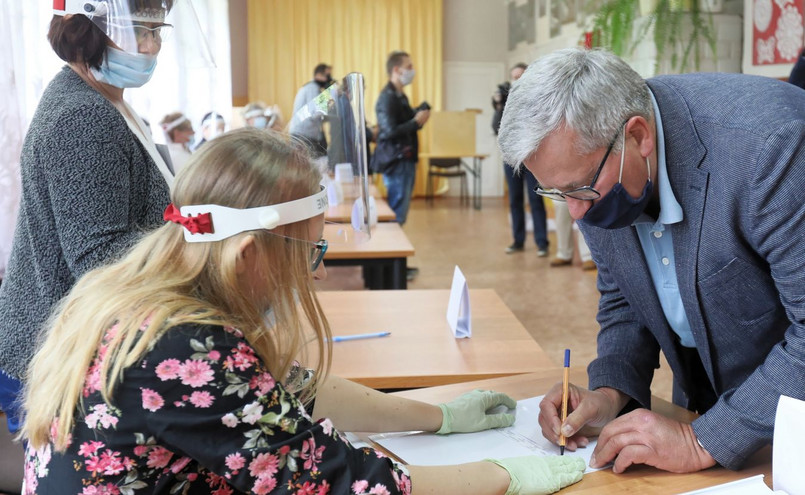 Bronisław Komorowski w lokalu wyborczym