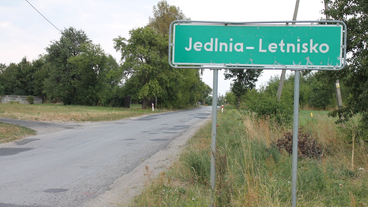 Nie chciał tego dziecka. Ma 16 lat, nie dorósł do roli ojca. A jego dziewczyna, z którą chodzi do jednej klasy, nie chciała usunąć ciąży. Postanowił inaczej rozwiązać "problem". Kiedy byli na spacerze w lesie, chwycił ją za szyję. Dusił, aż przestała się ruszać. Był pewien, że zabił. Cudem przeżyła. – Ona się zakochała, a ja czułam, że coś jest nie tak. Gdybym zareagowała wcześniej… – wzdycha mama Karoliny.