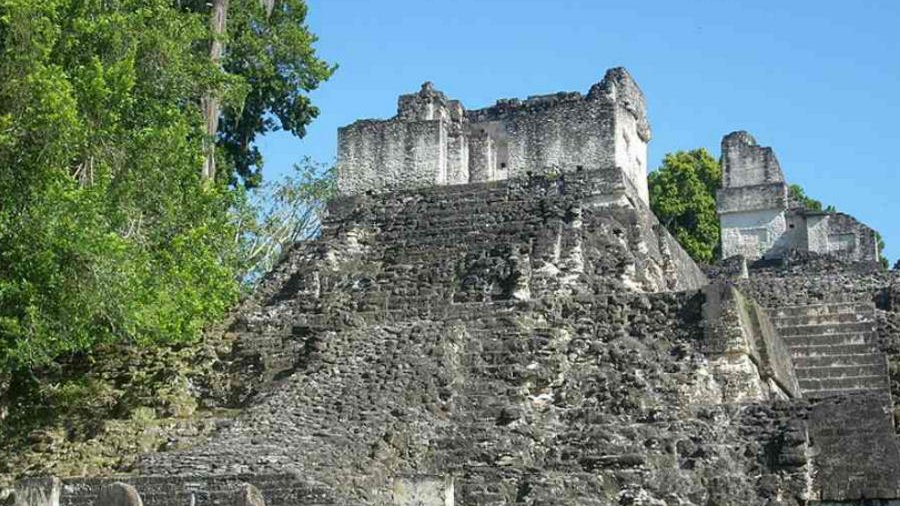 Jedna ze świątyń w starożytnym mieście Tikal, fot. Simon Burchell/ Wikimedia Commons/ CC BY-SA 3.0