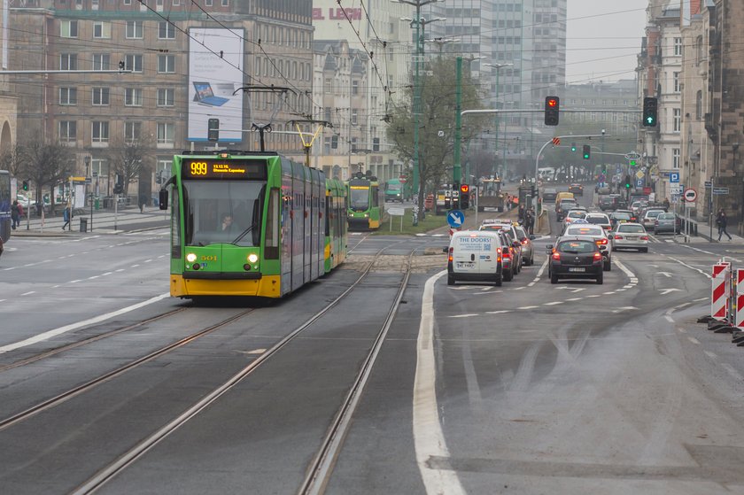 Tramwaje wróciły na most Uniwersytecki. Zmieniono organizację ruchu przy rondzie Kaponiera