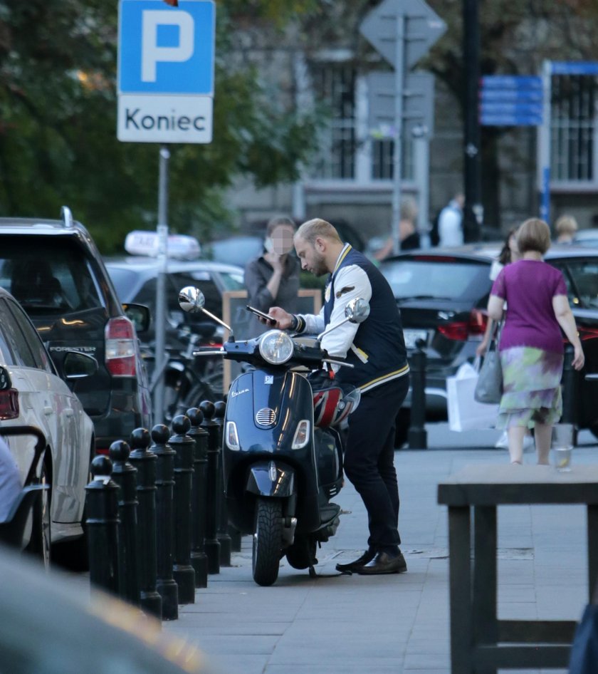 Borys Szyc łamie przepisy na swoim skuterze