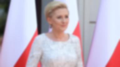 Agata Duda "wyhaczyła" ulubione kreacje na okiennej witrynie. Od tamtej pory zjawia się w butiku regularnie