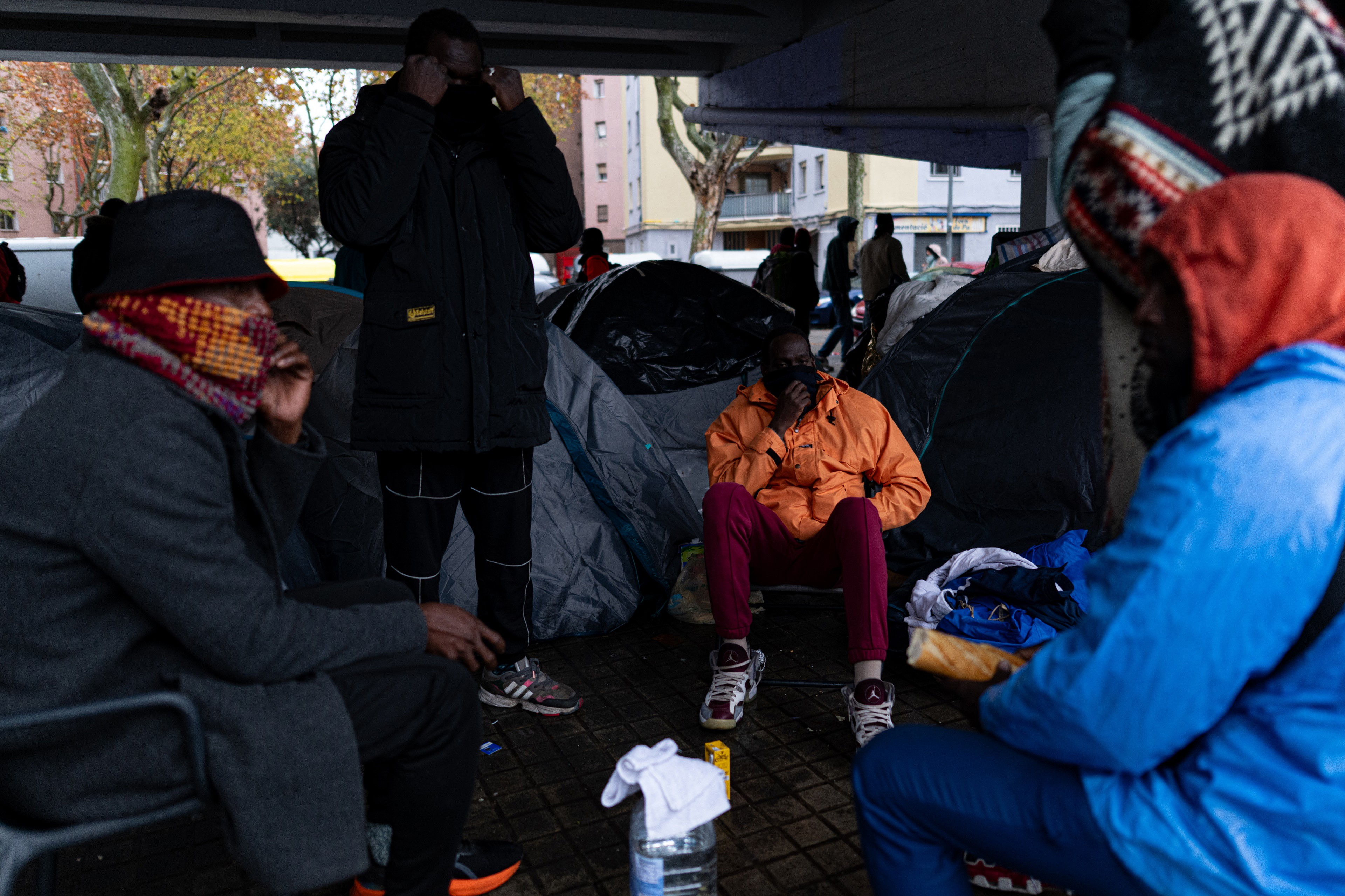 200 desalojados bajo un puente en Badalona: Gobierno acusa de racismo al alcalde