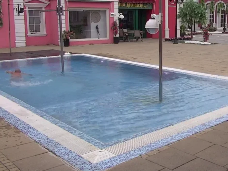 Lepi Mića uskočio u bazen sa hladnom vodom