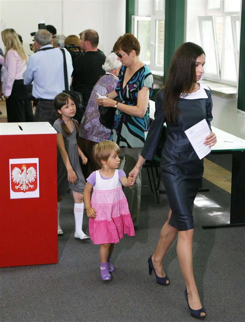 wybory prezydenckie, Jarosław Kaczyński, Marta Kaczynska, Dubieniecki, głosowanie, urna