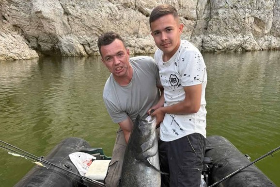 SAT VREMENA SE BORILI SA GRDOSIJOM Otac i sin jedva izvukli vodenog džina iz Sjeničkog jezera: Premerili ga, kad ono - preko dva metra!