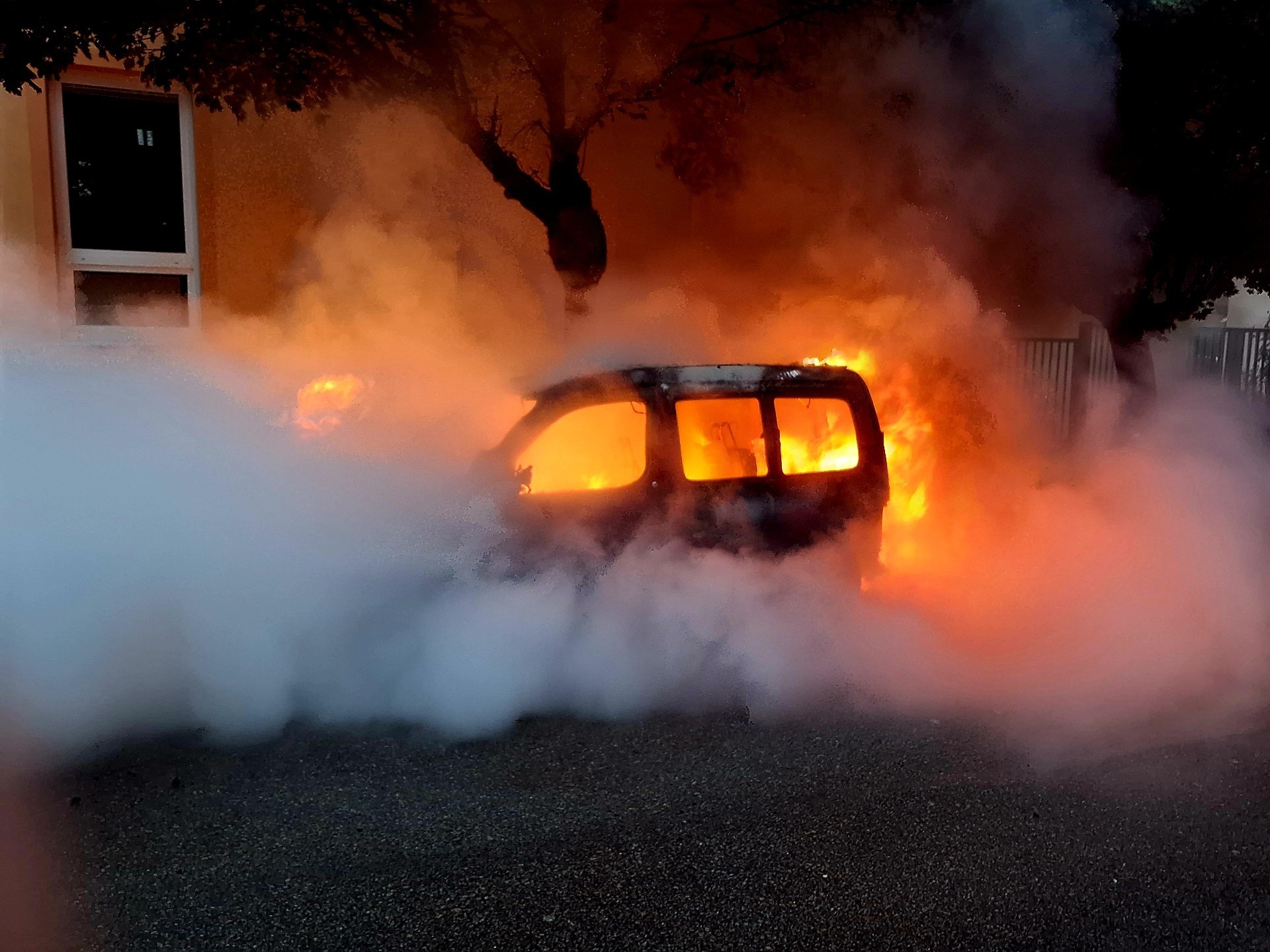 Požiar osobného automobilu sa v Skalici zaobišiel bez zranení.