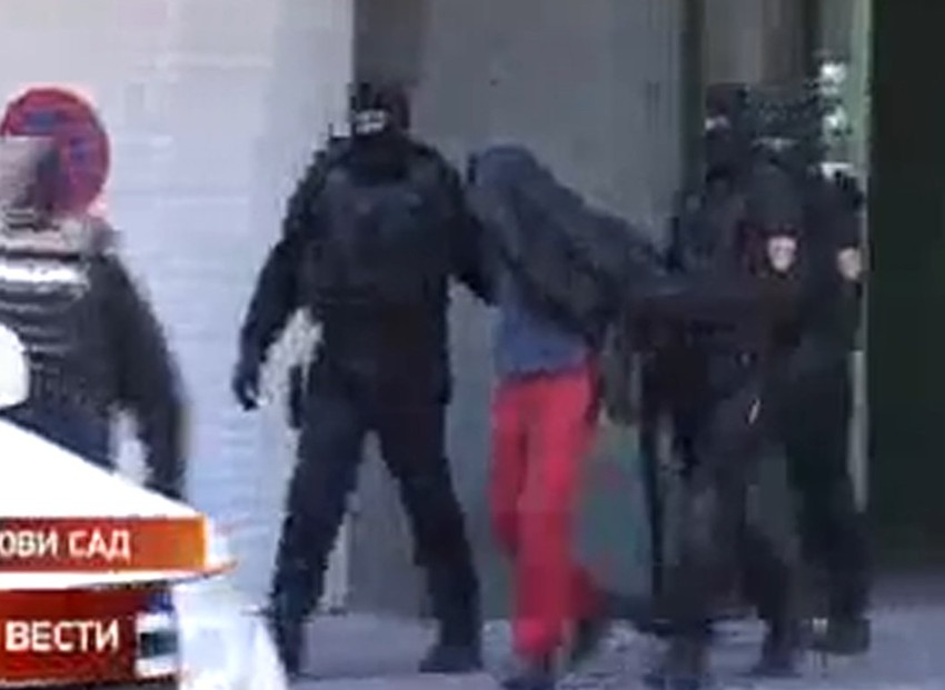 Pripadnici PTJ odvode uhapšenog