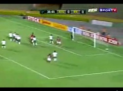 Ten bramkarz jest mistrzem rzutów wolnych