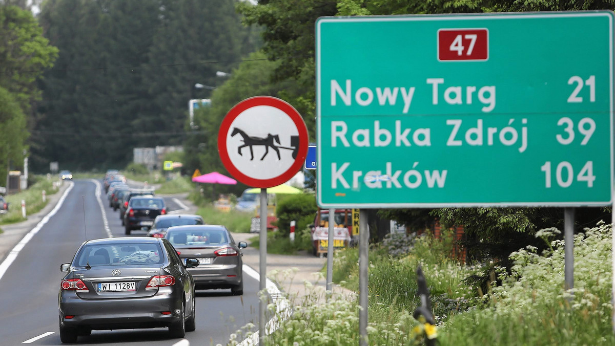 Już kilka kilometrów ma korek, który tworzy się na zakopiance, w kierunku Zakopanego. Auta stoją  na dwupasmówce w Nowym Targu. Powodem są roboty drogowe prowadzone na odcinku Szaflary - Biały Dunajec. Dzisiaj na remontowanym odcinku zakopianki kładziony jest asfalt.