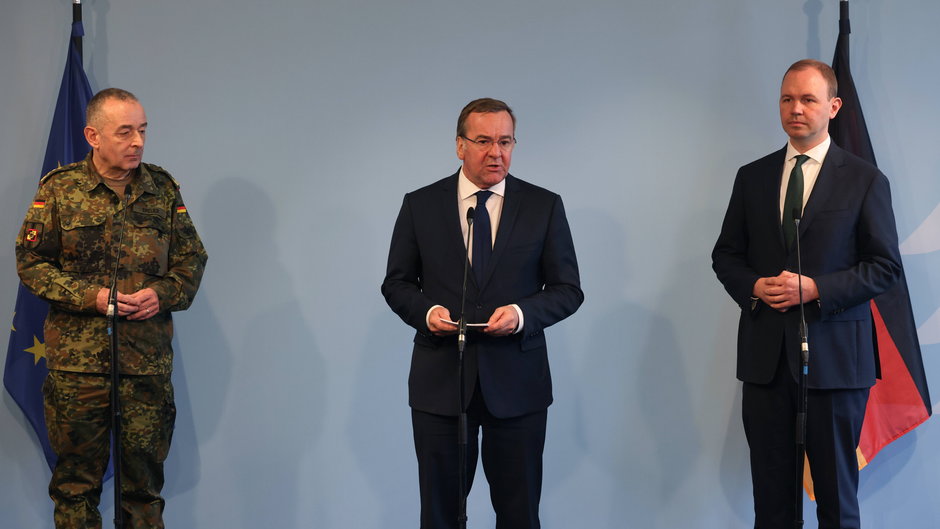 Od lewej: gen. Carsten Breuer, minister obrony Boris Pistorius oraz jego zastępca Nils Hilmer na konferencji prasowej w Berlinie, 4 kwietnia 2024 r.