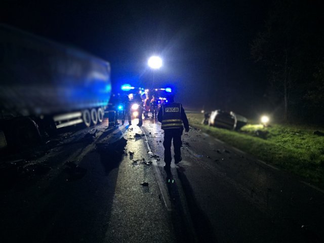 Tragedia pod Dobrym Miastem. Ciężarówka zderzyła się z osobówką; jedna osoba nie żyje