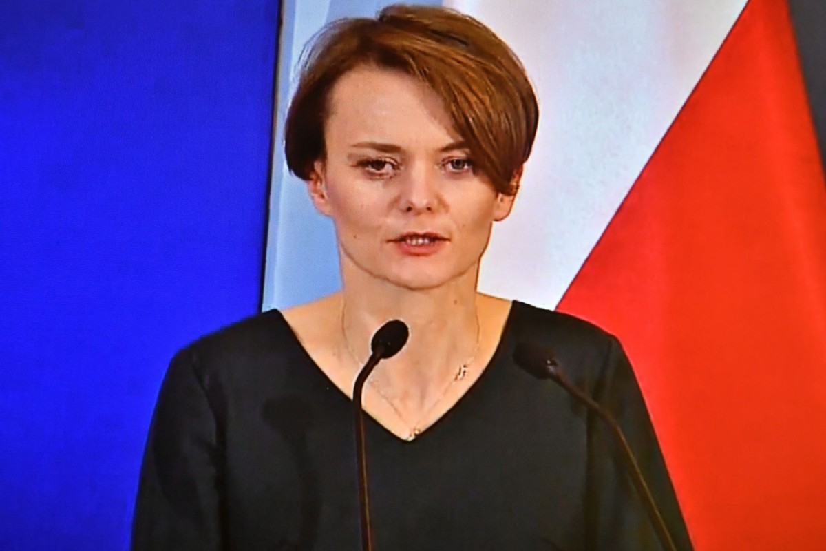 Warszawa, 18.03.2020. Minister rozwoju Jadwiga Emilewicz 18 bm. w siedzibie KPRM w Warszawie, podczas transmitowanej konferencji prasowej nt. Tarczy Antykryzysowej-pakietu działań, stabilizujących działanie gospodarki w trakcie pandemii koronawirusa. (amb) PAP/Andrzej Lange