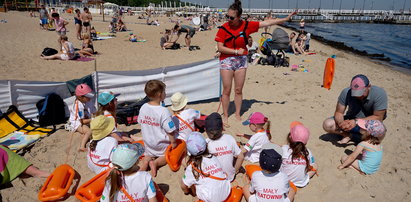 Gdański sposób na plażowy wypoczynek? Dzieci i młodzież uczą się tu latem ratownictwa!