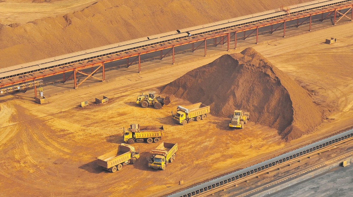 Skoncentrowany boksyt i ruda żelaza w terminalu rudy w porcie Yantai, Shandong, Chiny