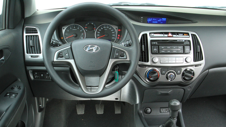 Prezentacja: Hyundai i20 (2008-14) - od 11 500 zł - wnętrze