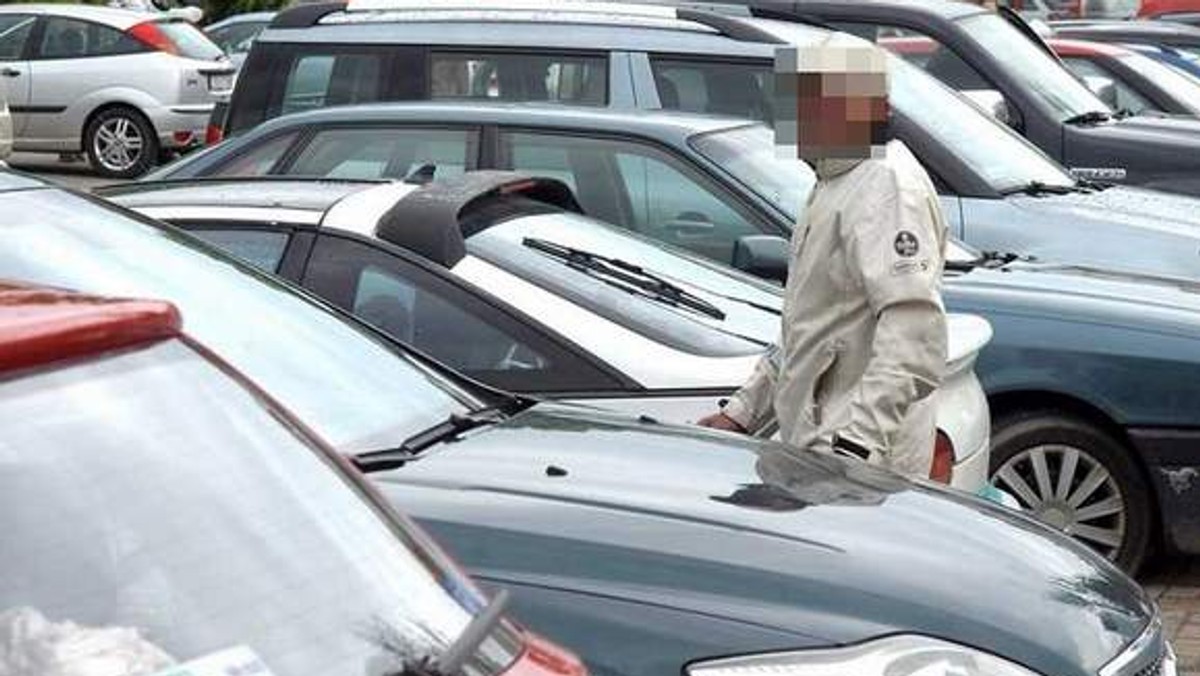 Siedzą, zwykle obdarci i nieogoleni, na ławeczkach lub murkach i czujnie wyczekują. Gdy ktoś wjeżdża na parking, zjawiają się jak duchy, by prosić o złotówkę, dwa złote. Problem znany od lat, który jednak nie znika.