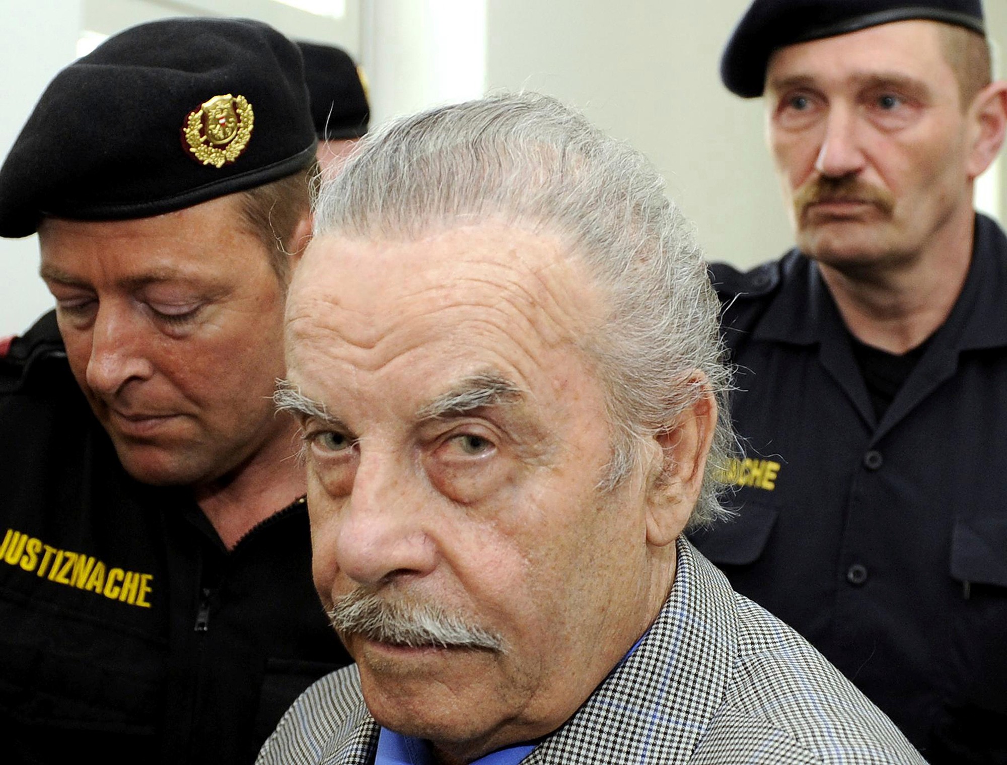 Fritzl dlhé roky väznil a znásilňoval svoju dcéru.