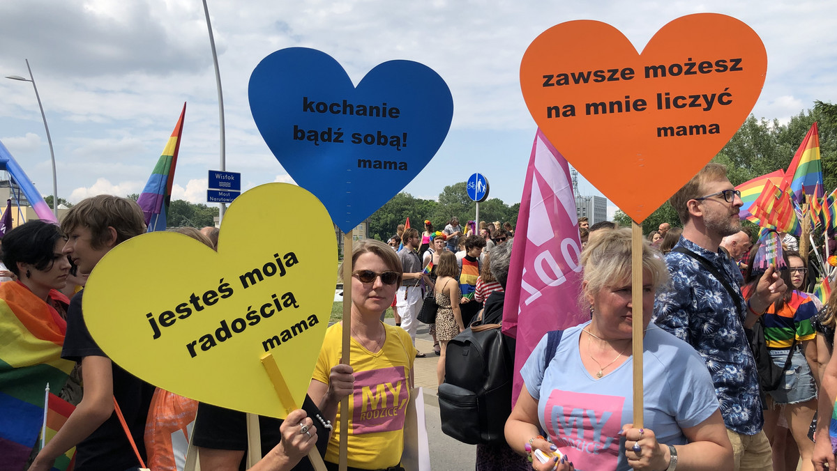 Demonstracja, księga pamiątkowa i wystawa – to wydarzenia zorganizowane wczoraj wieczorem na terenie krakowskiego magistratu w ramach akcji solidarnościowej ze społecznością LGBT+, czyli gejami, lesbijkami i z innymi mniejszościami seksualnymi.