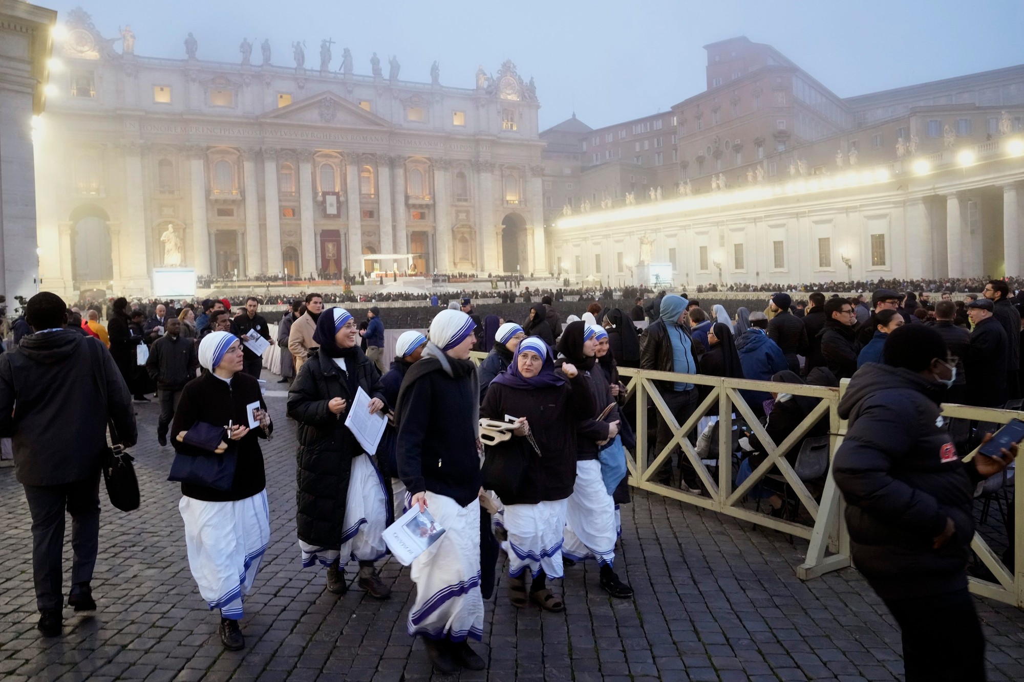 Kvôli pohrebu Benedikta XVI. prišli do Vatikánu domáci aj veriaci z celého sveta.