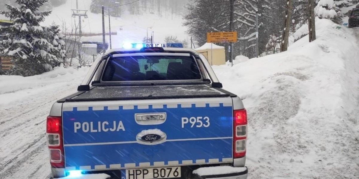 W trakcie podróży do szpitala pacjent zaatakował sanitariusza i uciekł. Szukała go policja.