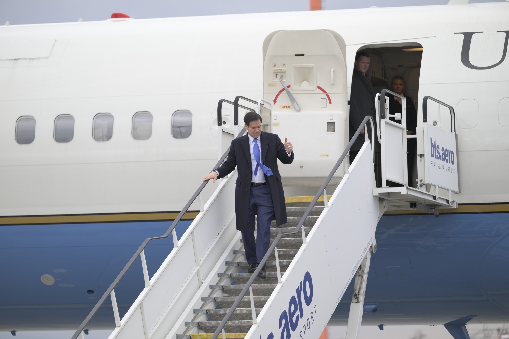 Šéf americkej diplomacie Marco Rubio pristál na letisku v Bratislave, privítal ho Juraj Blanár. 