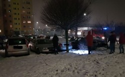 "Leciał samochodem w powietrzu". Pijany w sztok kierowca wylądował na autach i drzewie