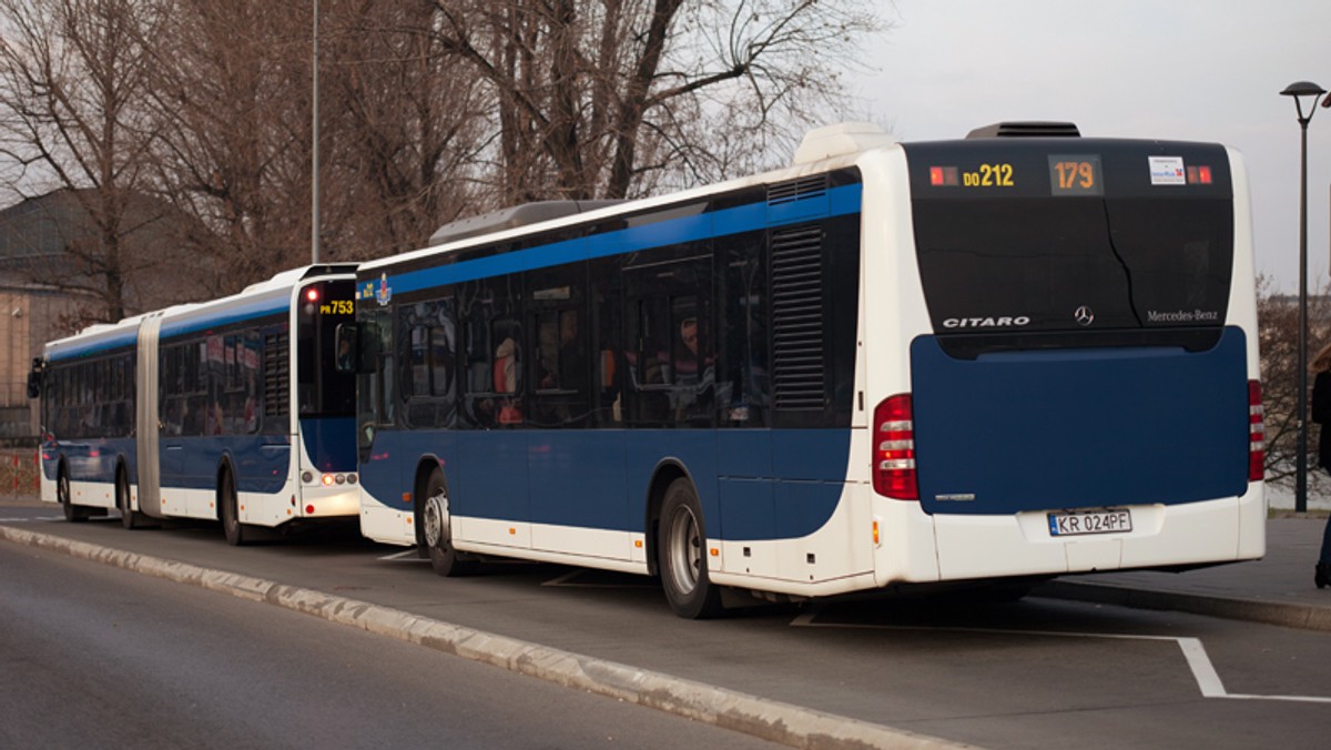 Prawdopodobnie za dwa tygodnie okaże się, czy uczniowie krakowskich szkół podstawowych będą mogli korzystać z darmowej komunikacji miejskiej. Z pomysłem wyszli radni PiS, a popierają go także prezydenccy urzędnicy. Koszt wprowadzenia takiego rozwiązania to 3 mln zł rocznie.