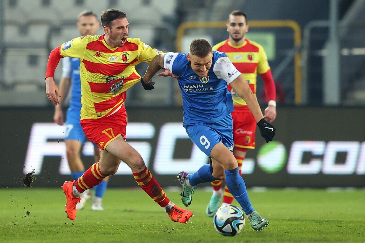 Zawodnik Puszczy Niepołomice Artur Siemaszko (P) i Adrian Dieguez (L) z Jagiellonii Białystok podczas meczu 19. kolejki piłkarskiej Ekstraklasy