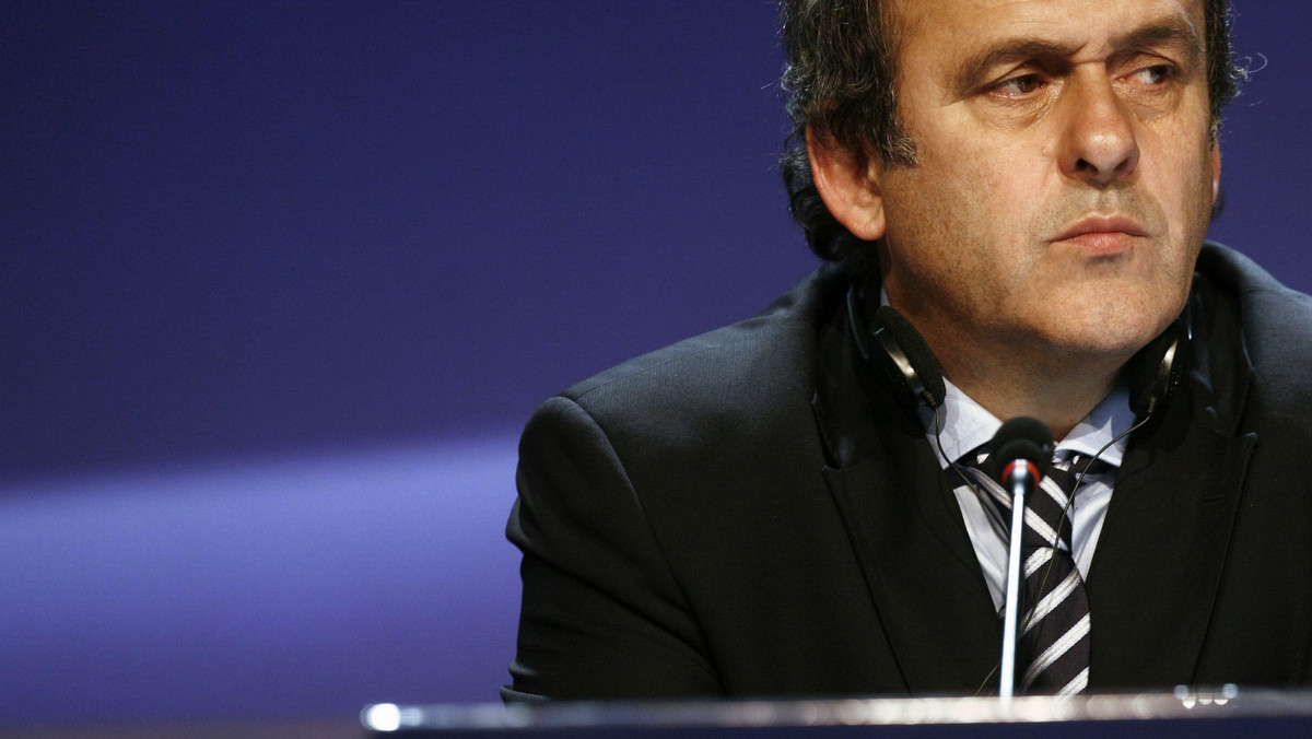 Prezydent UEFA, Michel Platini wyraził swoje niezadowolenie z niekontrolowanego wydawania pieniędzy na transfery, szczególnie przez kluby angielskie. Jego zdaniem skutecznie niszczy to futbol.