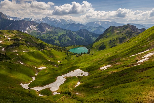 Seealpsee jest malowniczo położone pośród gór