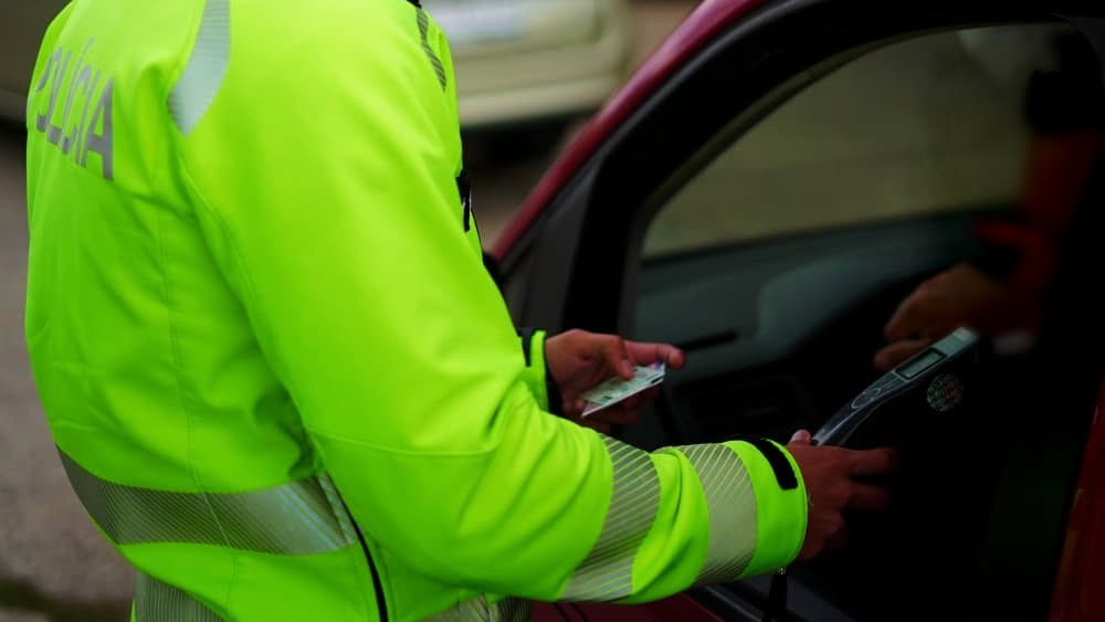 Polícia obvinila muža, ktorý po Bratislave jazdil s 2,29 promile alkoholu. (ilustračné foto)