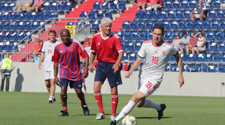 Egy Vasas–Válogatott öregfiúk meccsel avatták az új Ilovszky stadiont / Fotó: Grnák László