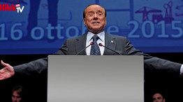 A különc olasz kormányfő - Ezek voltak Berlusconi legnagyobb botrányai - videó